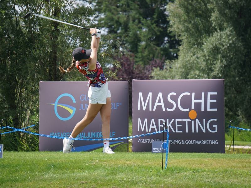Turnierabschlag beim Junior-Golf-Turnier